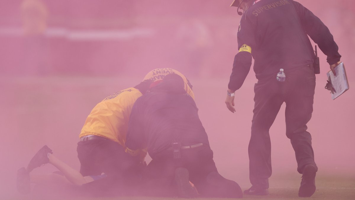 Rams LB Bobby Wagner flattens protester who gets on field