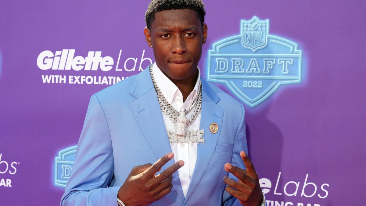 NFL draft suit tracker: See 2022's eye-catching looks – NBC Sports Boston