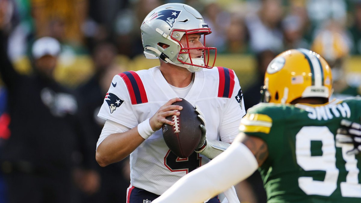 Bailey Zappe replaces injured Brian Hoyer early as New England Patriots  fall to Green Bay Packers in overtime - ESPN