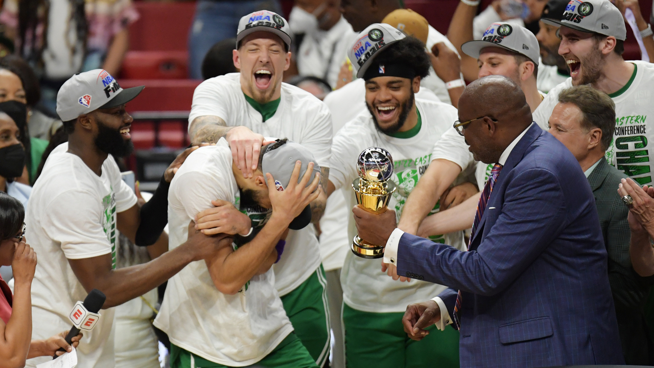 Jayson Tatum honors Kobe Bryant with armband, custom Air Jordans