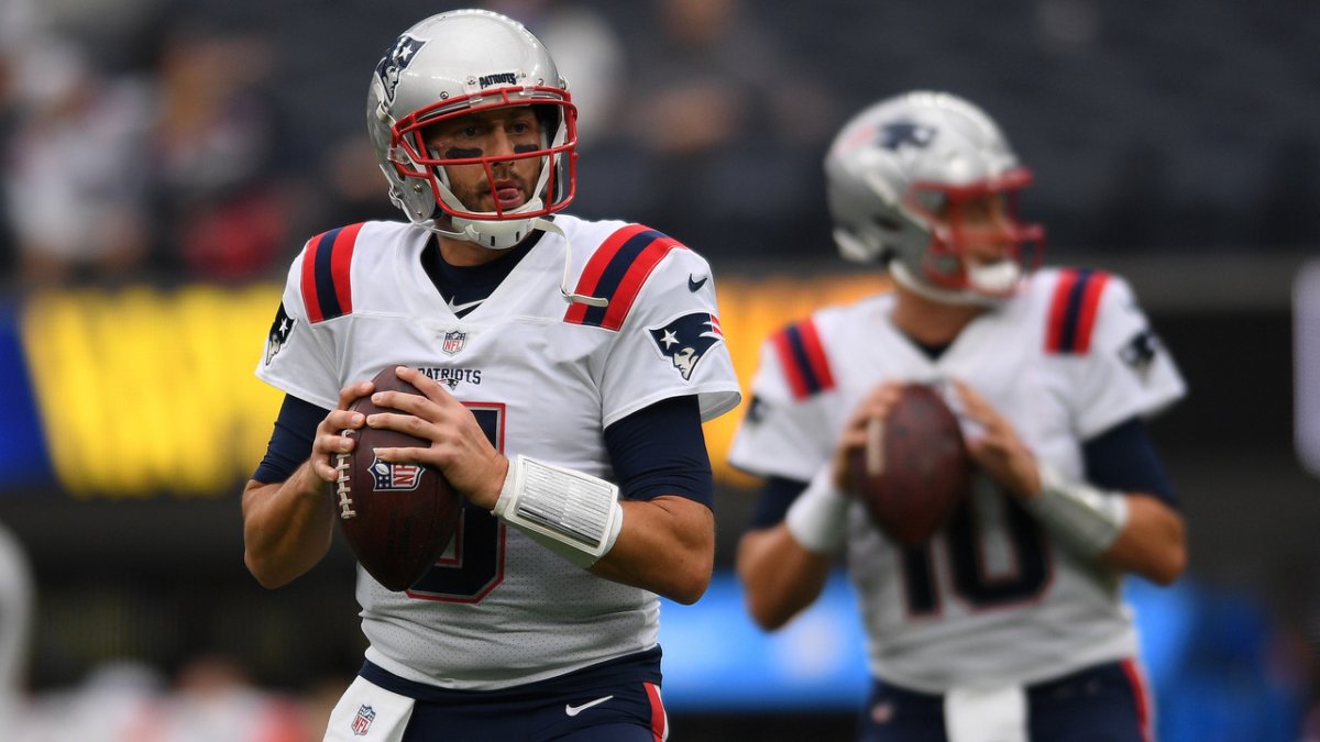 Brian Hoyer exits Patriots-Packers after huge hit; Bailey Zappe takes over  – NBC Sports Boston