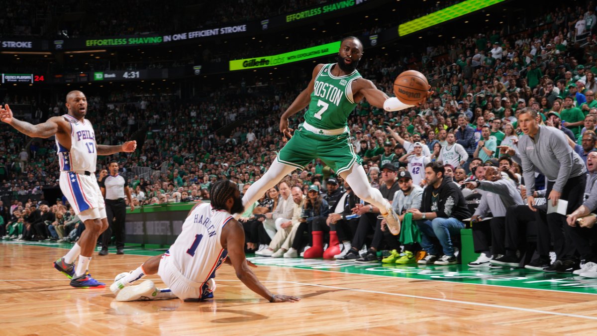 Jaylen Brown reacts to Georges Niang’s leg grab, calls out Scott Foster ...