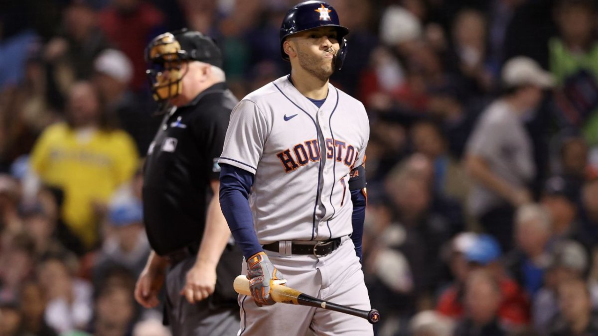 Red Sox fan hilariously trolls Carlos Correa by pointing to his