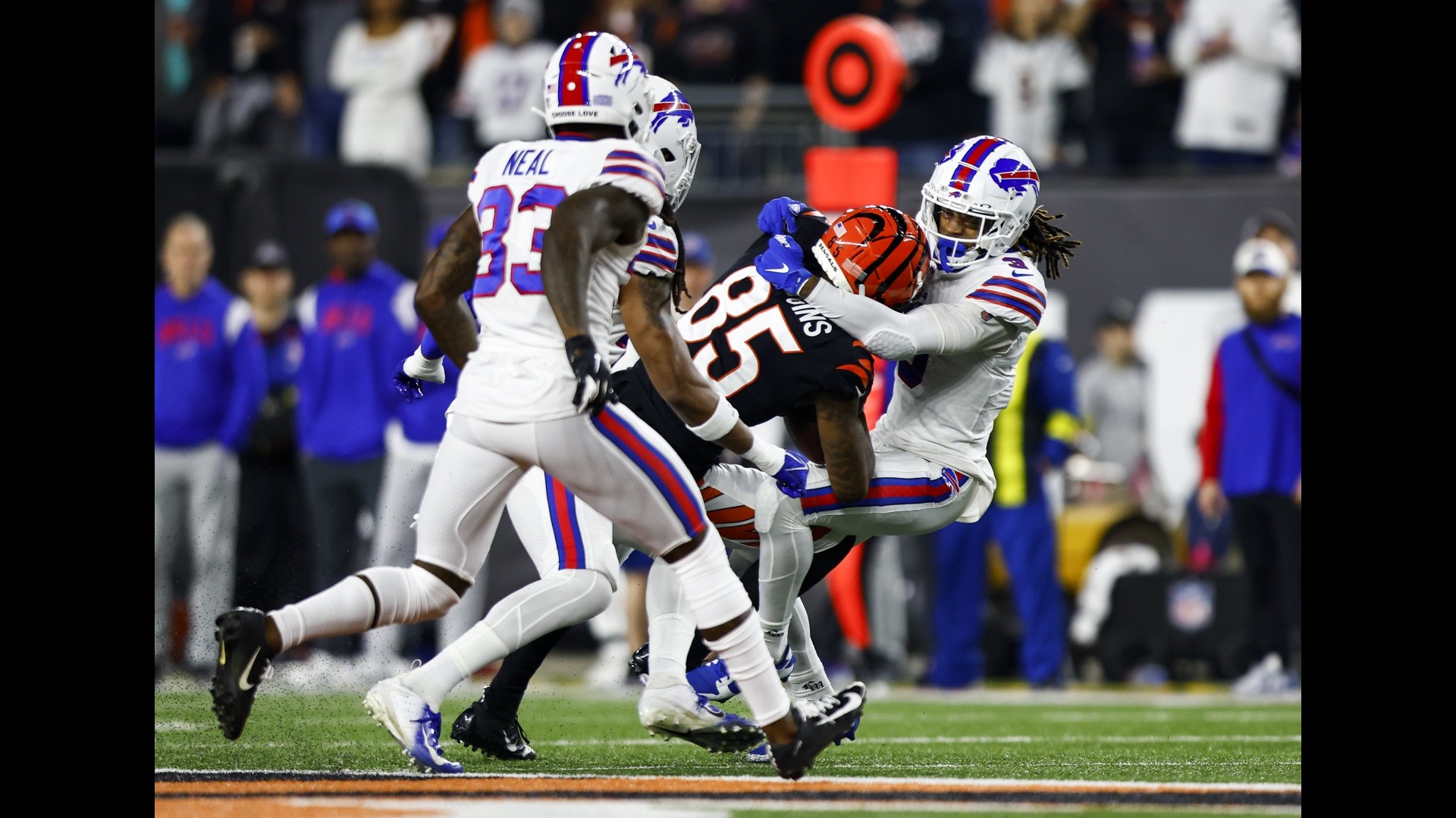 Fans, NFL respond after Bills' Hamlin collapses on field