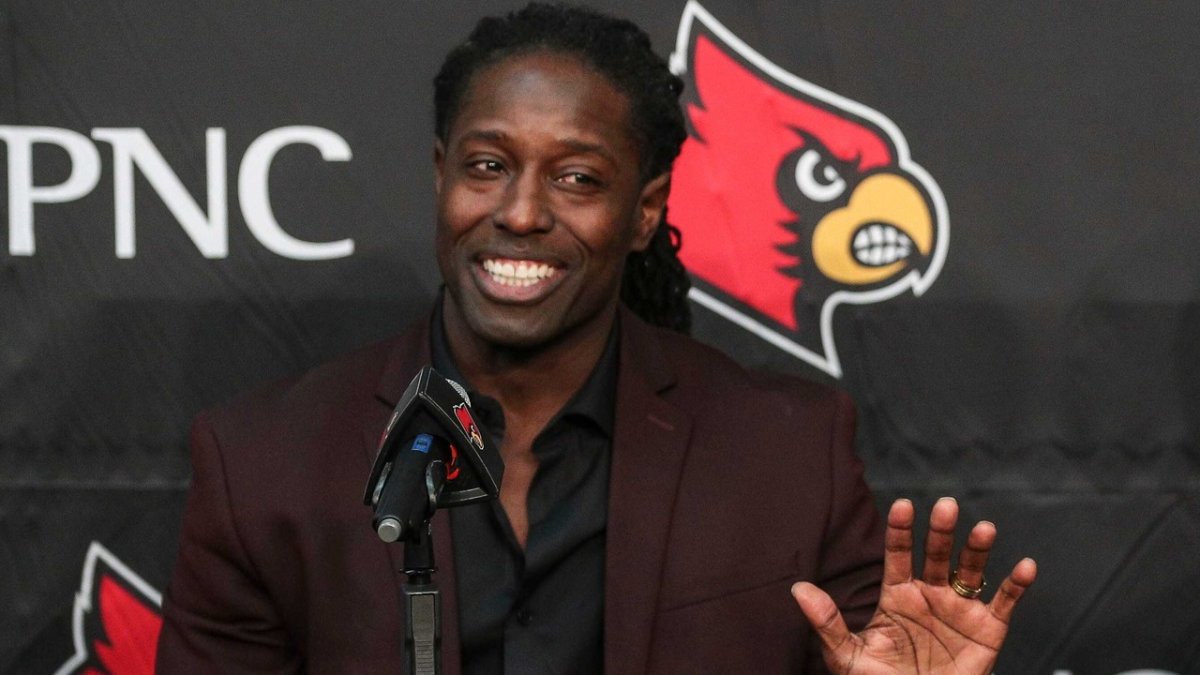 Louisville football officially hires Deion Branch as director of player  development coach