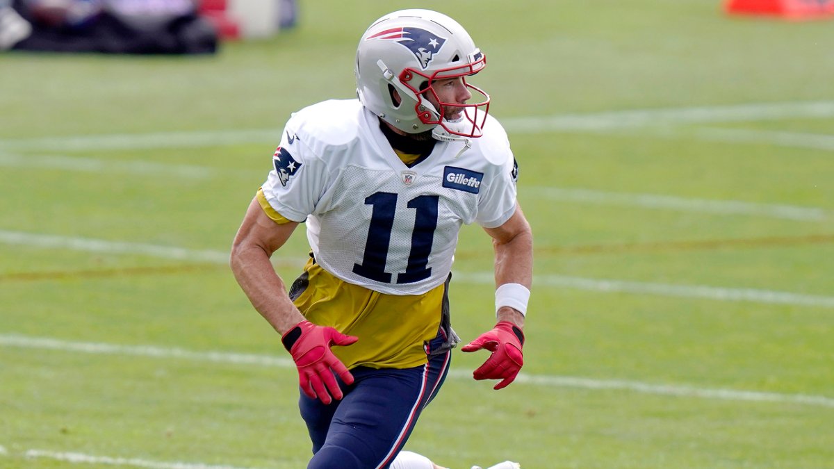 Julian Edelman shows up to practice in Bruins jersey, sparks mass