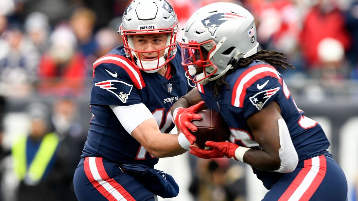 Jones tosses 3 TDs, Mayfield hurt as Pats beat Browns 45-7 - The