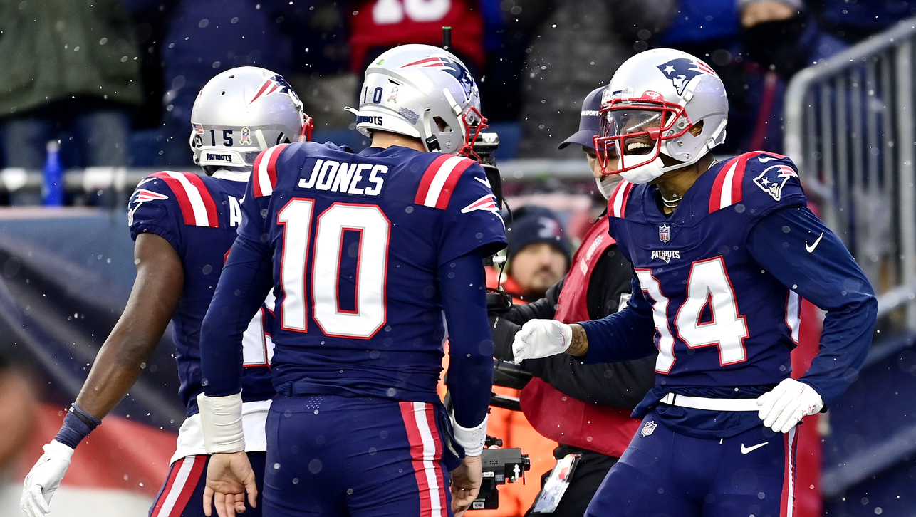 Mac Jones Has Quiet, Meaningful Supporter In Patriots Locker Room