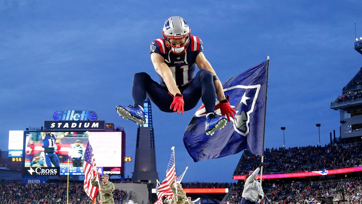 Patriots celebrate legend Julian Edelman during halftime ceremony