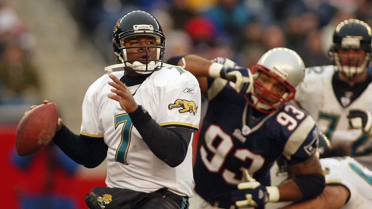 <p><strong>Patriots 27, Jaguars 13</strong></p>
<p>Leftwich's stats: 21-for-40, 288 yards, TD, 2 INT, 1 sack (63.3 QB rating)</p>
<p>The Patriots -- who had won their previous two home games in shutouts -- were 3:22 away from becoming the first team in 71 years to go five straight home games without allowing a touchdown, but a late Byron Leftwich TD toss to Kevin Johnson spoiled that bid. </p>