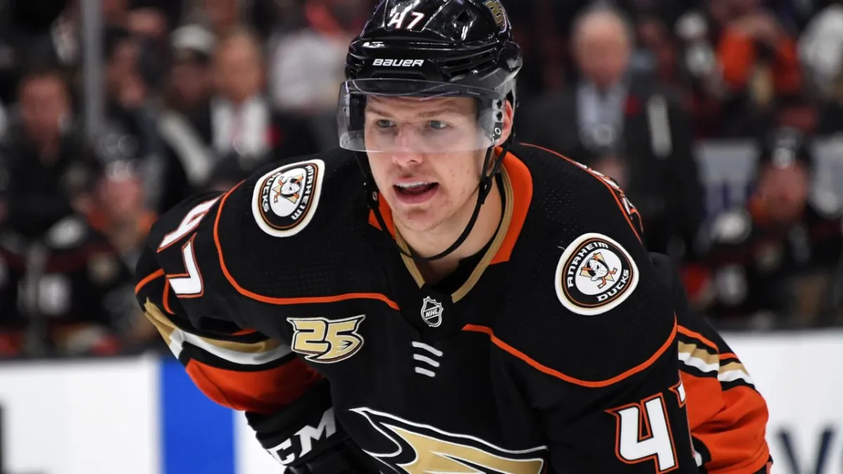 Bruins sign newly acquired Hampus Lindholm to eight-year extension
