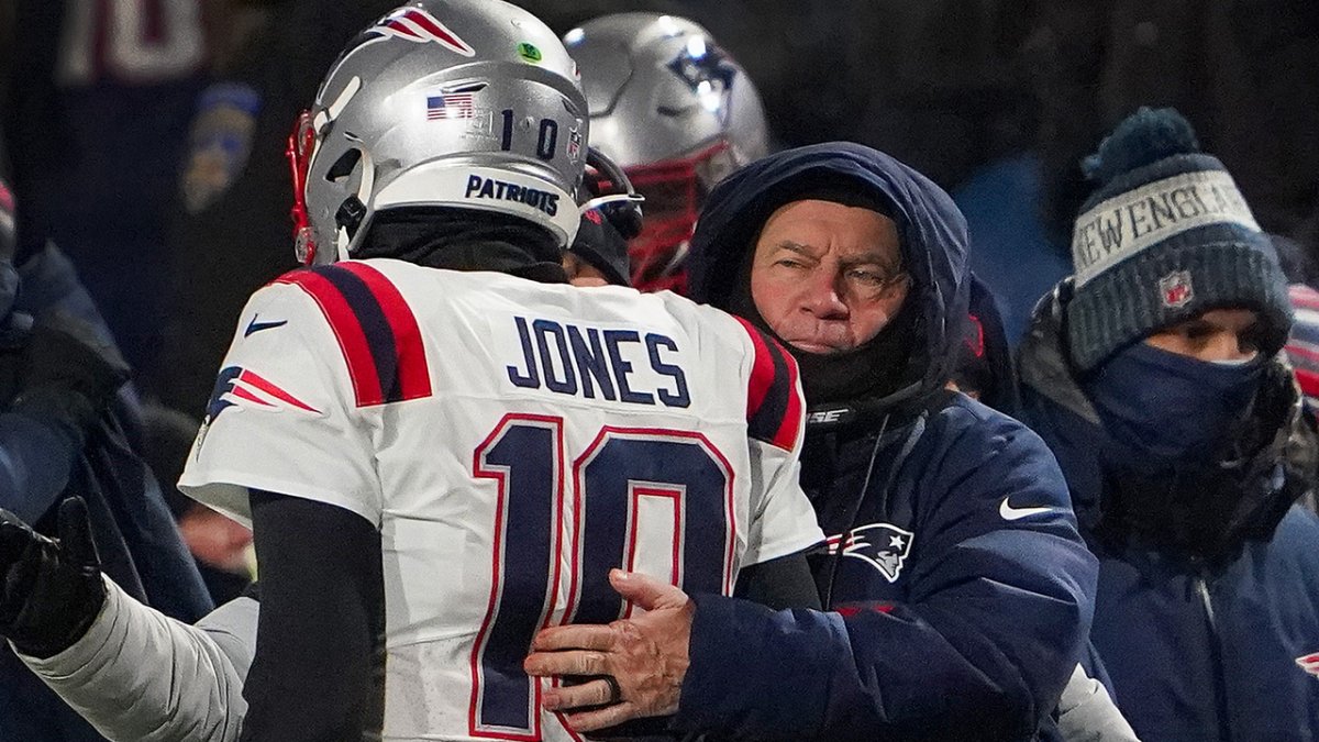 Watch Patriots coach Bill Belichick bench Mac Jones for Bailey Zappe – NBC  Sports Boston