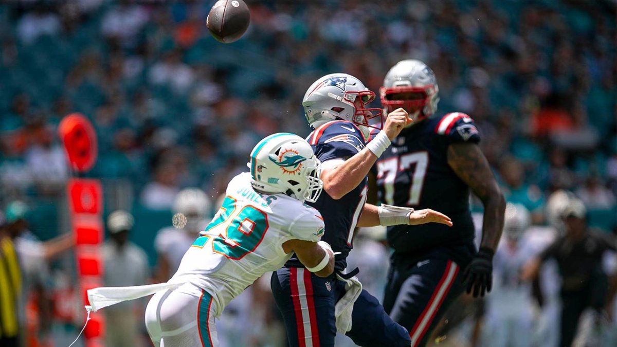 Miami Dolphins beat New England Patriots, 20-7, to open season 