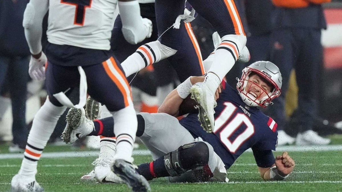 Mac Jones under fire for wildly kicking Bears defenders during MNF