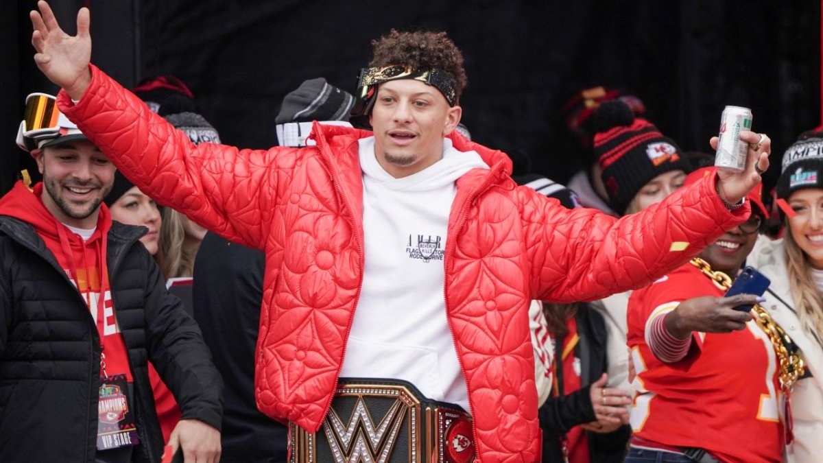 Tom Brady At Super Bowl Parade Tank Top 