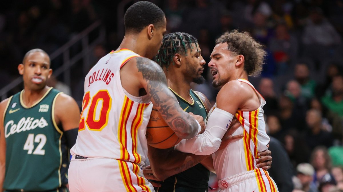 Celtics build big early lead, roll by Hawks