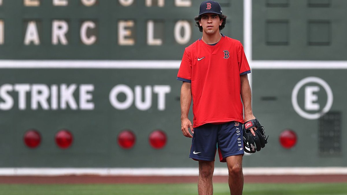Red Sox officially sign first round draft pick Marcelo Mayer