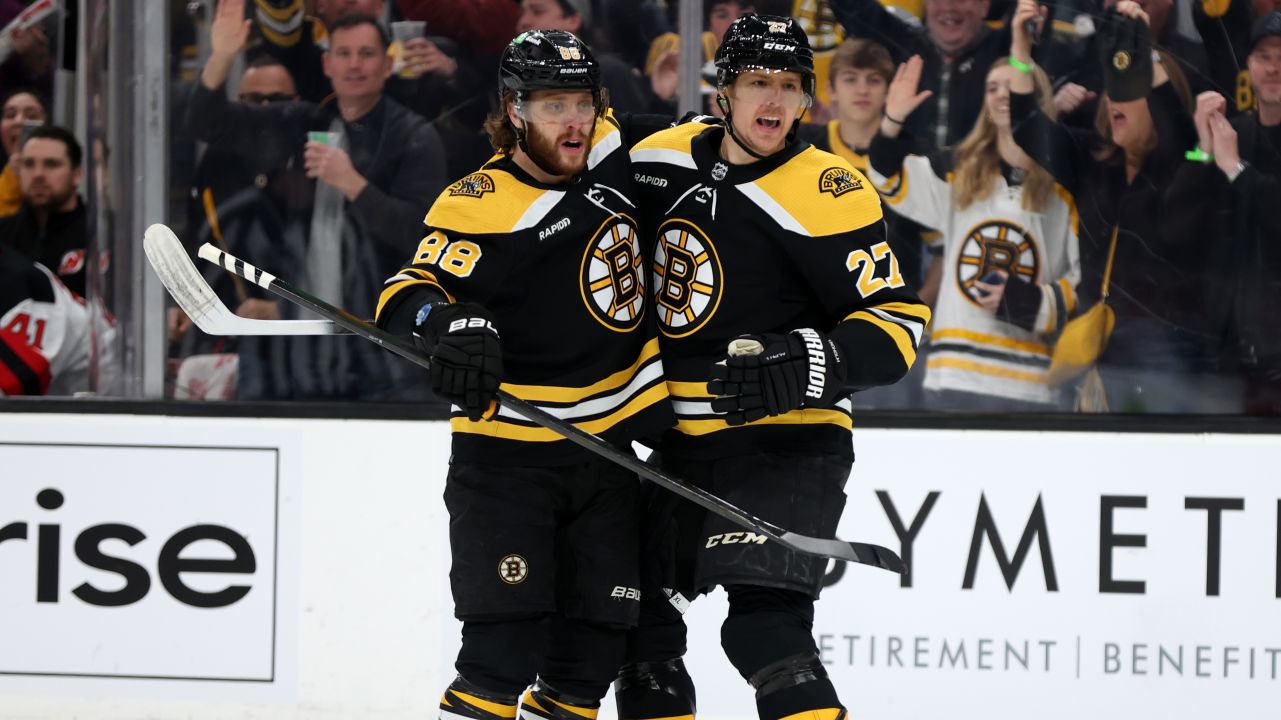 Bruins beat Devils, match NHL record with 62nd win