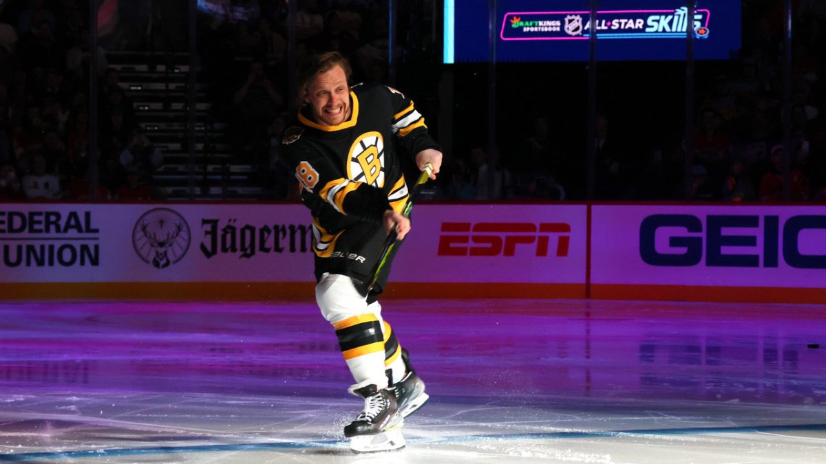 David Pastrnak uses Happy Gilmore hockey stick putter in NHL skills  competition - On Tap Sports Net