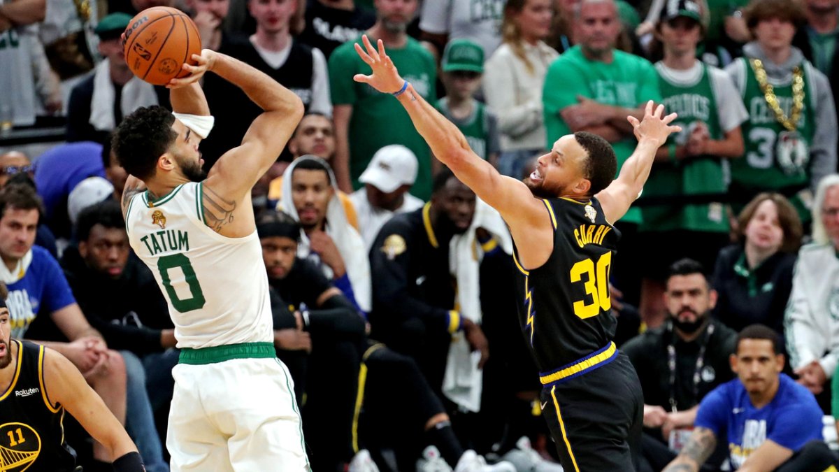 NBA Finals: Curry scores 43 to beat Boston, even series 2-2