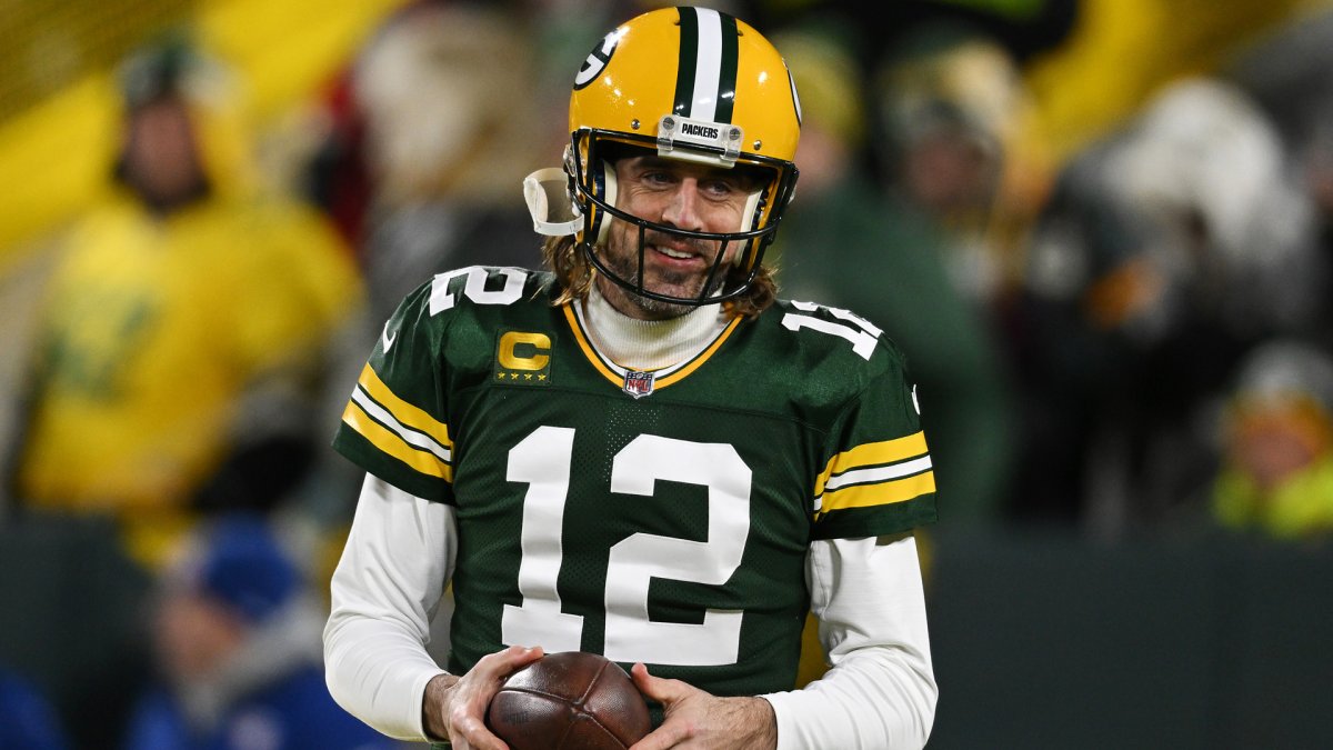 Aaron Rodgers joins tradition of athletes arriving at training