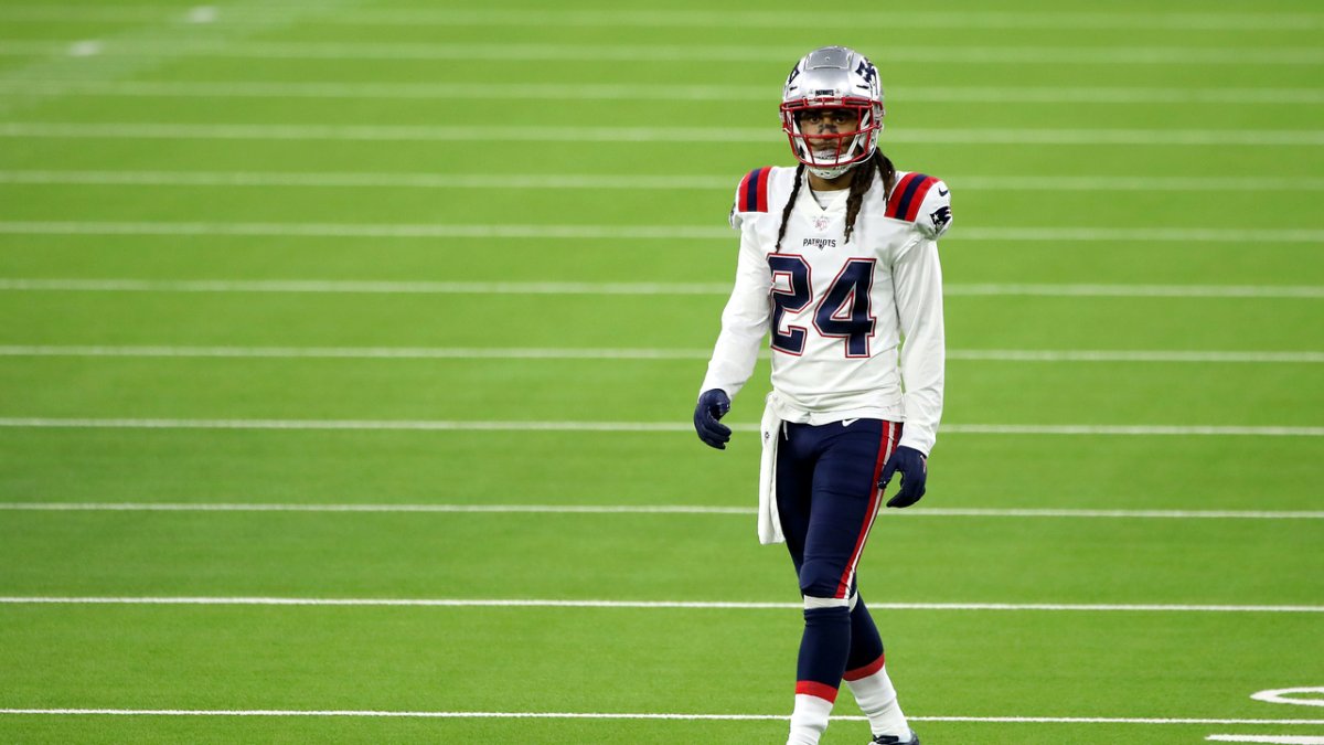 Patriots CB Stephon Gilmore suffers non-contact knee injury at