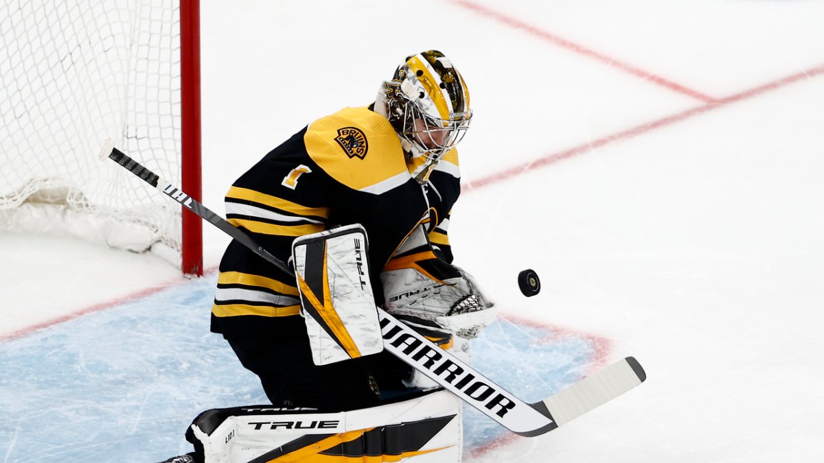 Jeremy Swayman Makes NHL Debut for Boston Bruins - University of