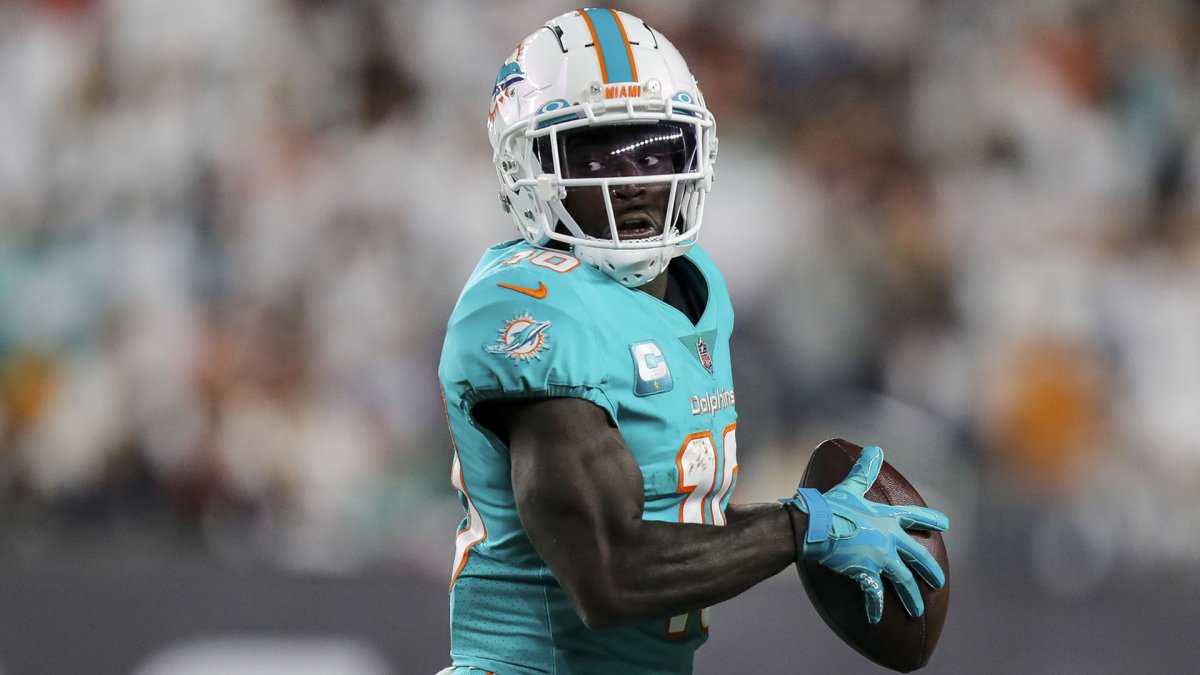 Dolphins report to training camp as WR Tyreek Hill reaches