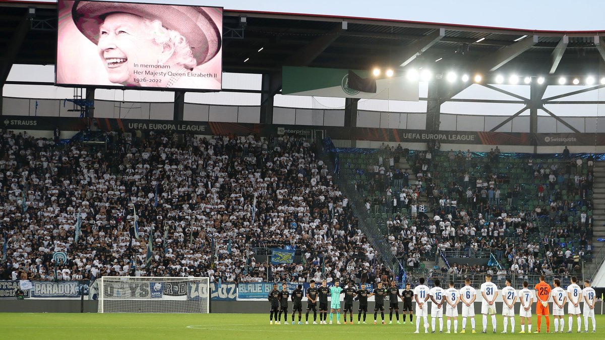 NFL honors Queen Elizabeth II with moment of silence during season opener