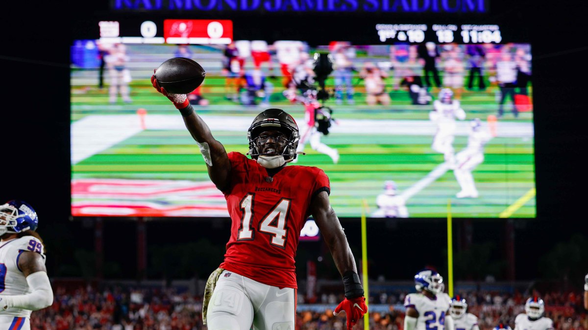 Buccaneers reach agreement with Julio Jones; Chris Godwin cleared