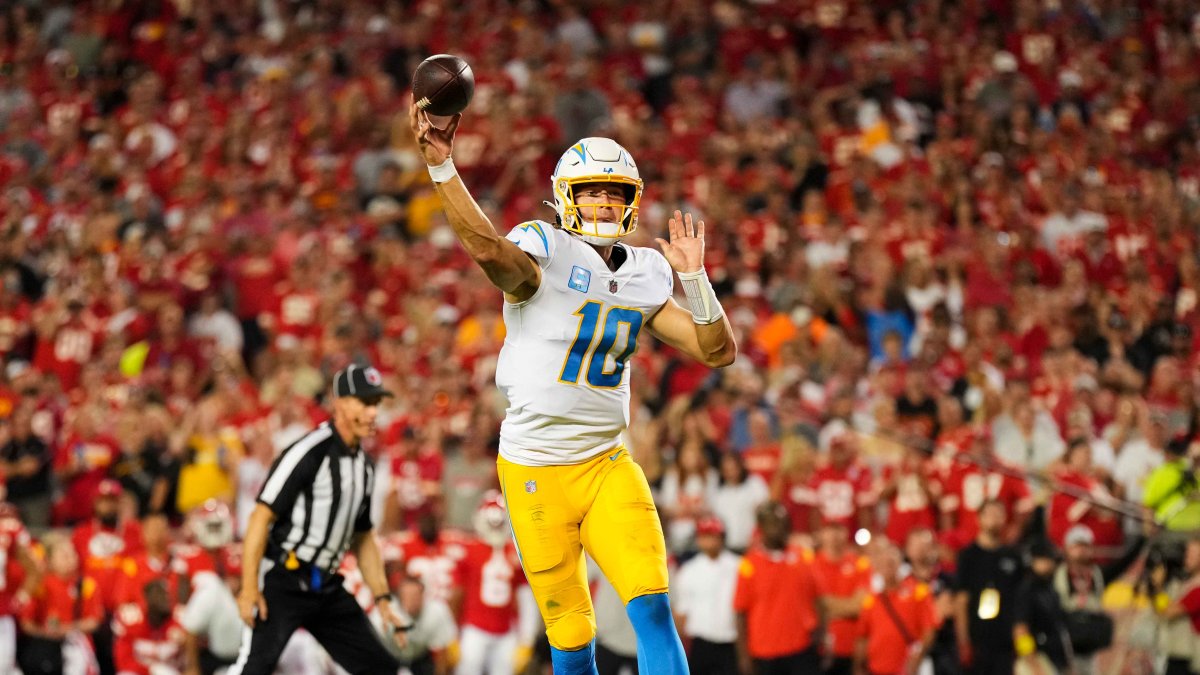 Chargers QB Herbert fractures rib cartilage in loss to Chiefs - AS USA