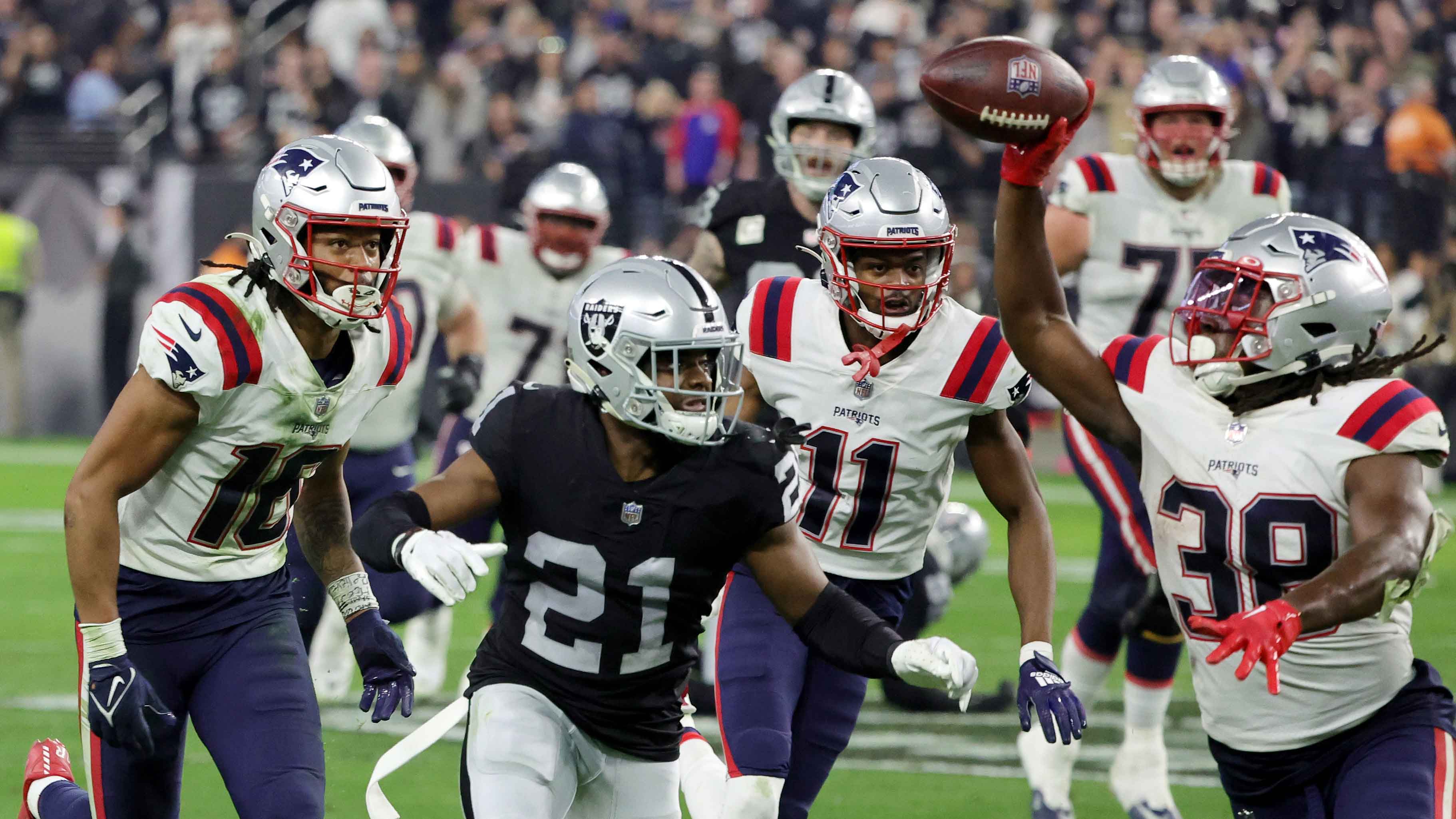 Raiders beat Patriots on miraculous play by Chandler Jones