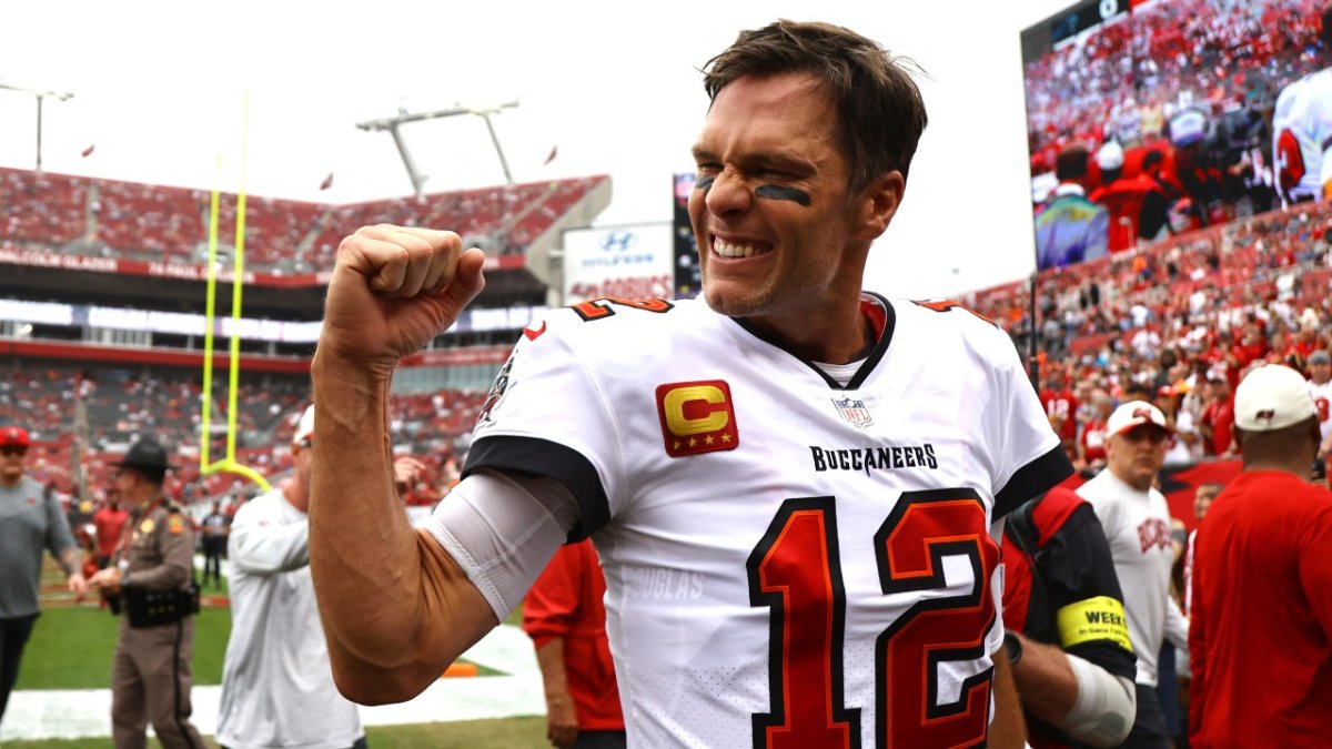 Tom Brady leads Buccaneers' win over Panthers to clinch division