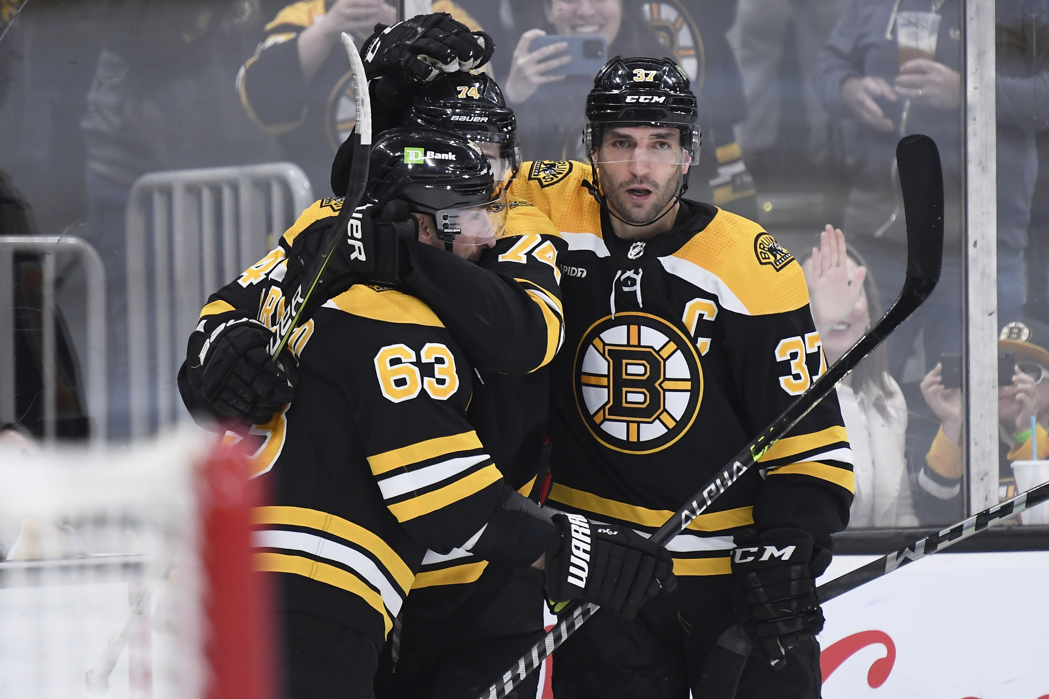 Patrice Bergeron's 1,000th point helps Bruins past Lightning - The Rink  Live