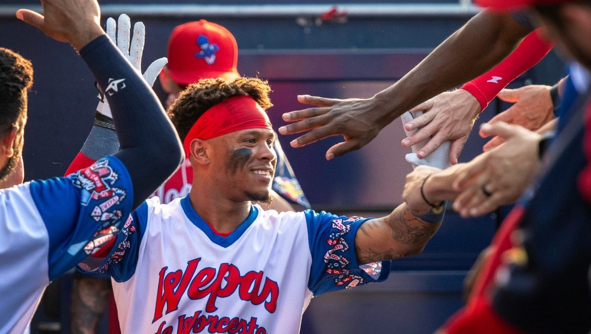 Rafael Devers' home run made for a hilarious photo of fans trying