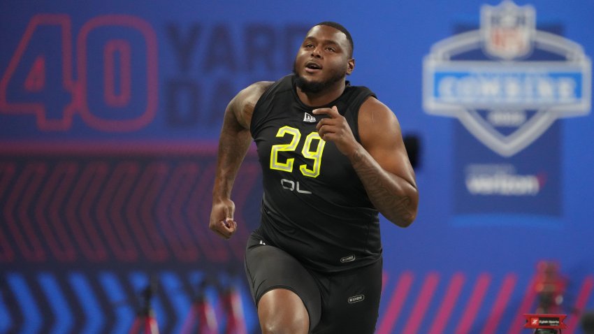 Mar 4, 2022; Indianapolis, IN, USA; Illinois offensive lineman Vederian Lowe (OL29)  runs the 40-yard dash during the 2022 NFL Scouting Combine at Lucas Oil Stadium. Mandatory Credit: Kirby Lee-USA TODAY Sports