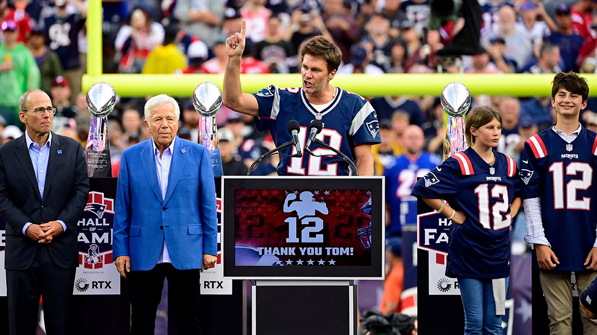 Tom Brady halftime ceremony: Patriots celebrate legend, announce QB will be  inducted into team Hall of Fame