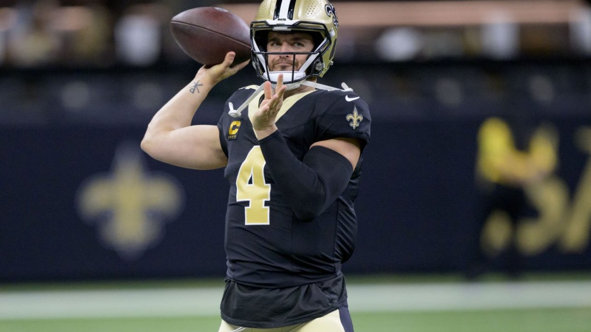 Derek Carr plays through a shoulder injury, but struggles continue for the  Saints' offense