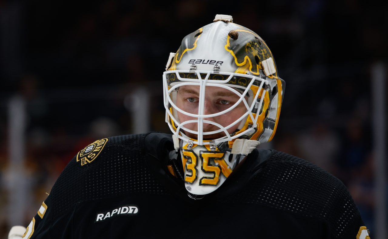 Linus Ullmark dedicates new mask to 2 former Bruins. - HockeyFeed