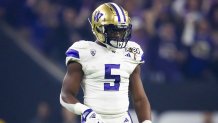 Washington Huskies linebacker Edefuan Ulofoshio