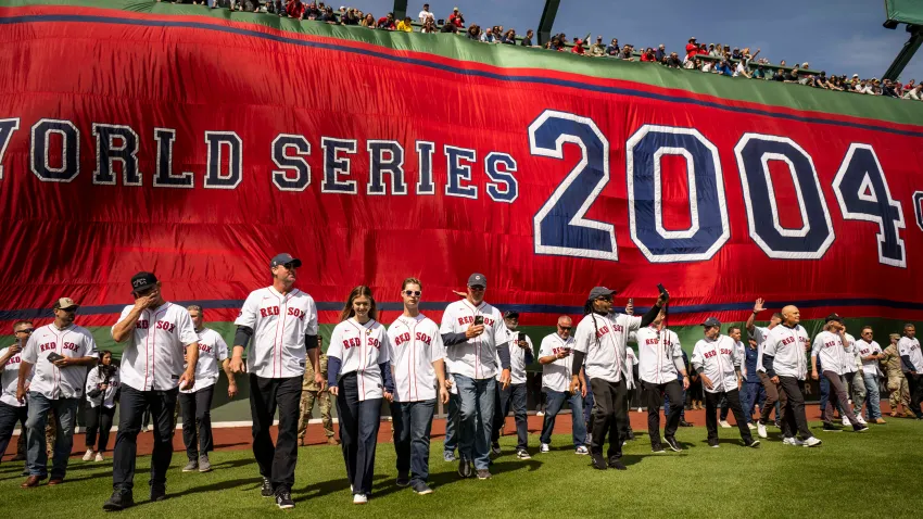 2004 Red Sox teammates are introduced at Fenway Park