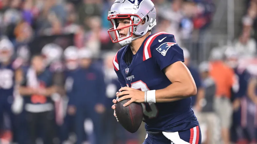 Aug 15, 2024; Foxborough, MA, USA; New England Patriots quarterback Drake Maye (10) looks to pass during the second half against the Philadelphia Eagles at Gillette Stadium. Mandatory Credit: Eric Canha-USA TODAY Sports