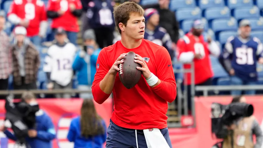 Patriots quarterback Drake Maye