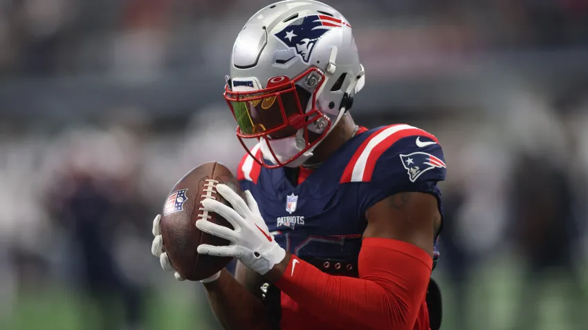 Oct 1, 2023; Arlington, Texas, USA; New England Patriots wide receiver Kendrick Bourne (84) catches a pass in warmups before the game against the Dallas Cowboys at AT&T Stadium. Mandatory Credit: Tim Heitman-USA TODAY Sports