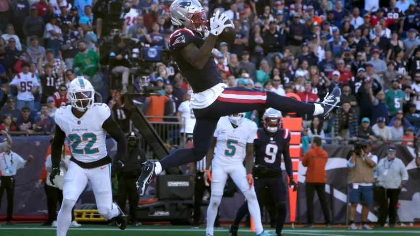 Patriots receiver Ja’Lynn Polk pulls in an endzone reception ruled out out of bounds in the final seconds of the 4th quarter.