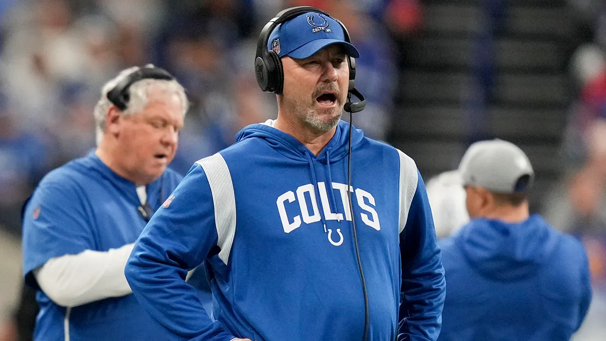 Colts defensive coordinator Gus Bradley