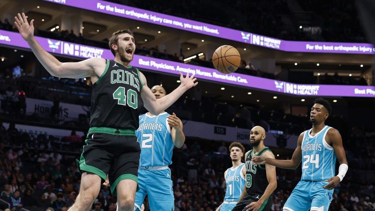 Kornet, Pritchard step up in Brown’s absence vs. Hornets