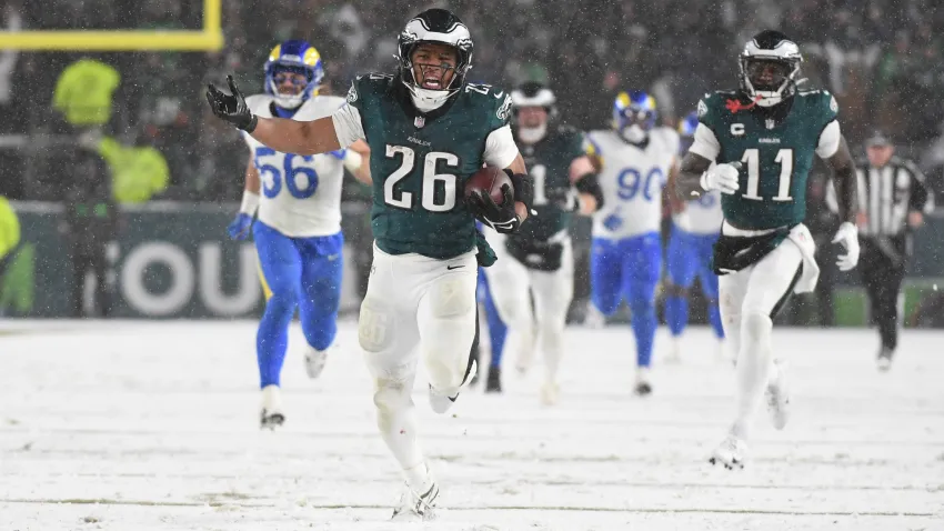 Philadelphia Eagles running back Saquon Barkley (26) carries the ball to score a touchdown