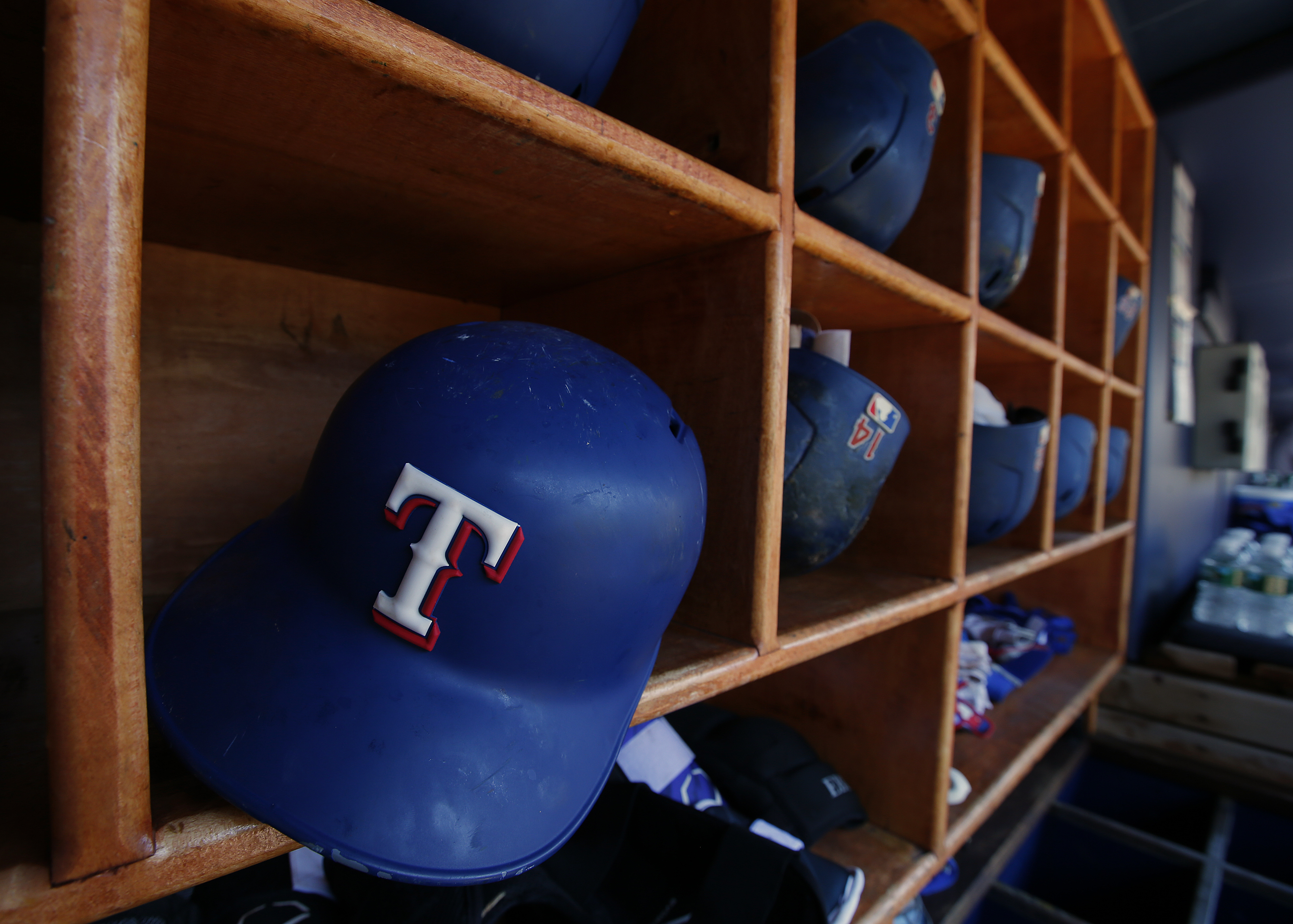 Los cascos de bateo de los Rangers de Texas se sientan en su dugout antes de un partido contra los Yankees de Nueva York en el Yankee Stadium el 24 de junio de 2017 en el barrio del Bronx de la ciudad de Nueva York. Los Rangers derrotaron 8-1 a los Yankees. (Foto de Rich Schultz/Getty Images)