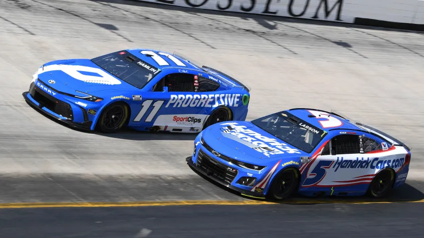 Kyle Larson (5) and Denny Hamlin (11) race at Bristol